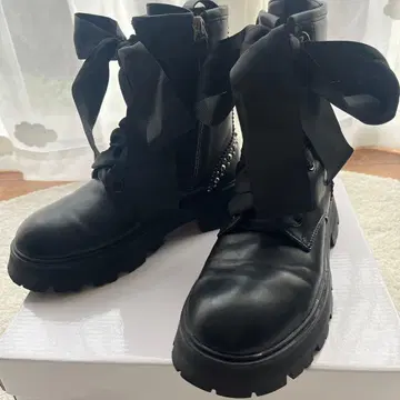 donoban 리본 포함 블랙 통굽 부츠