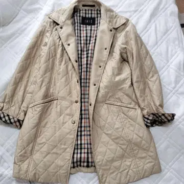 DAKS 베이지 퀼팅 코트