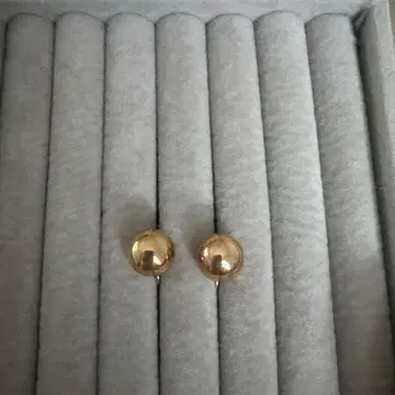 골드 컬러 볼 귀걸이