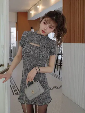 도트 무늬 컷 아웃 반팔 미니 원피스 다리치