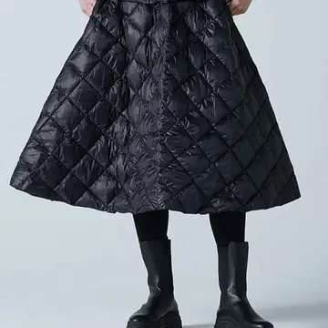 [새상품 미사용] TAION 블랙 다운 플레어 스커트 (L 사이즈)