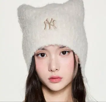 인기 MLB Korea 화이트 끈 포함 비니 고양이 귀 한국 카리나 착용