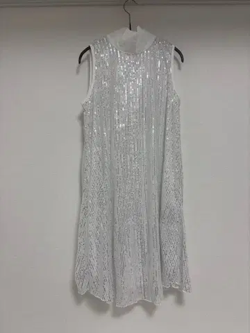 화이트 스팽글 슬리브리스 원피스