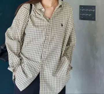 체크 무늬 긴팔 셔츠 로고 자수