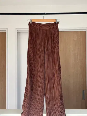 AMERI 브라운 플리츠 와이드 팬츠