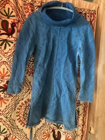 우사토 남색 터틀넥 티셔츠