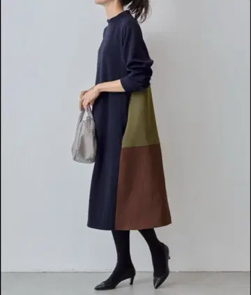 피어스리 후방 플레어 바이컬러 원피스 네이비