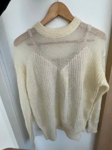 Ameri 비침이 있는 크림색 긴팔 니트