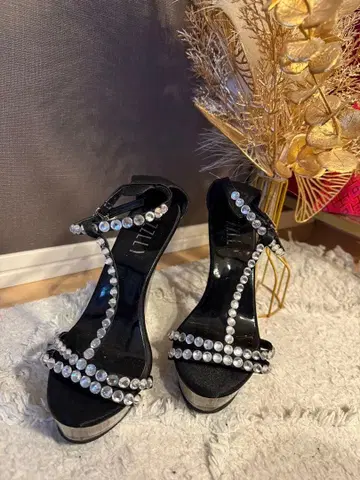 큐빅 장식 블랙 하이힐