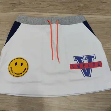 V12 화이트 스마일 로고 맨투맨 스커트