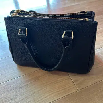 블랙 가죽 핸드백