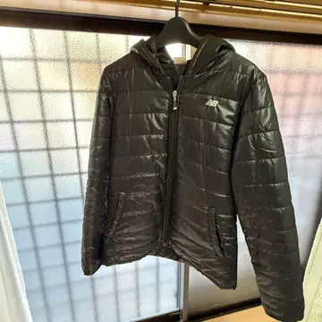 New Balance 후드 부착 경량 충전솜 다운 자켓 블랙