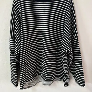 BY ATTENTION 블랙 화이트 스트라이프 긴팔 티셔츠