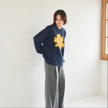 CAMPHOR WOOD 네이비 꽃무늬 자수 니트