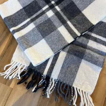 체크 무늬 프린지 달린 머플러