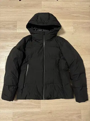 유니클로 심리스 다운 후드티 3D 컷 M 블랙