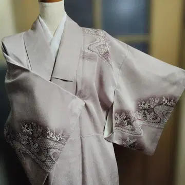 연한 베이지 핑크색 호몬기 꽃과 강 자수