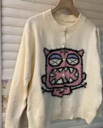 아이보리 캐릭터 자수 가디건