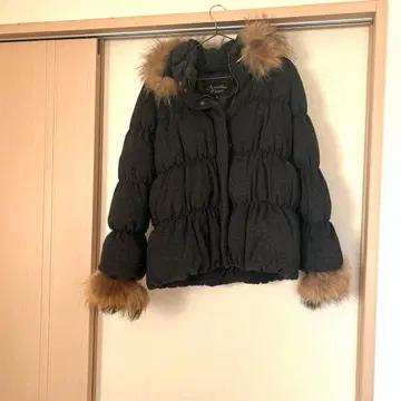 다크 그레이 퍼 달린 다운 자켓