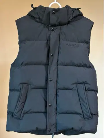 GUESS 후드 부착 블랙 다운 베스트 M 사이즈