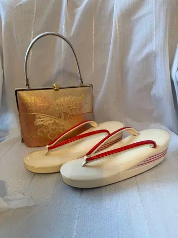 아이보리와 빨간색 일본 의류 신발과 백