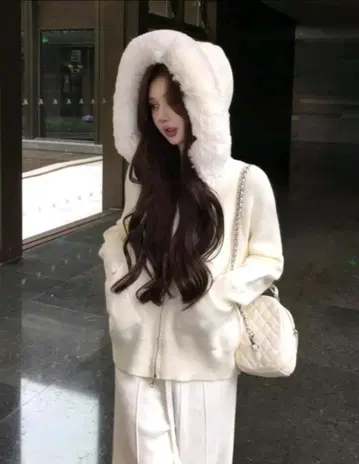 퍼 달린 화이트 니트 자켓