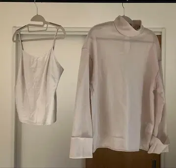 Ameri 옅은 베이지 하이넥 긴팔 상의