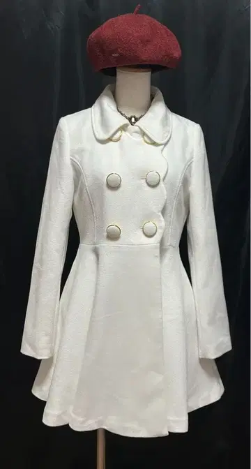 세실 맥비 화이트 코트