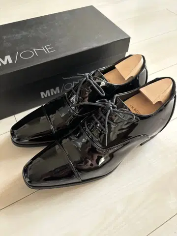 MM/ONE 에나멜 드레스 신발 블랙