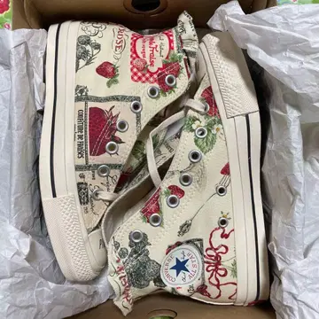 패턴의 느낌이 귀여운 컨버스와 핑크하우스 콜라보