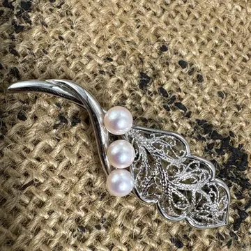 실버 펄 진주 브로치 탑