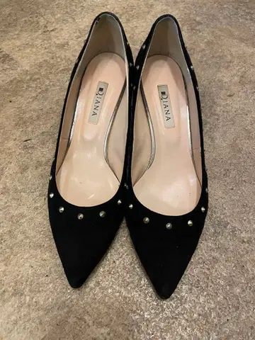 DIANA 스터드 장식 블랙 펌프스