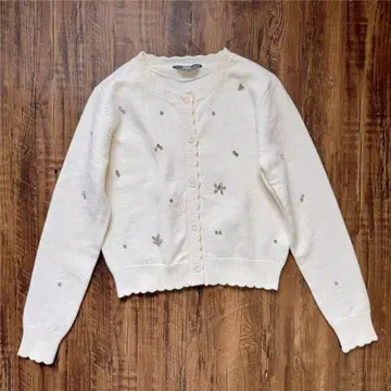 화이트 비즈 장식 긴팔 가디건