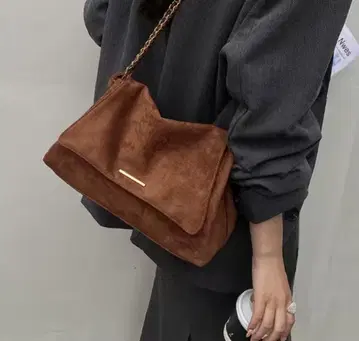 브라운 스웨이드 숄더백