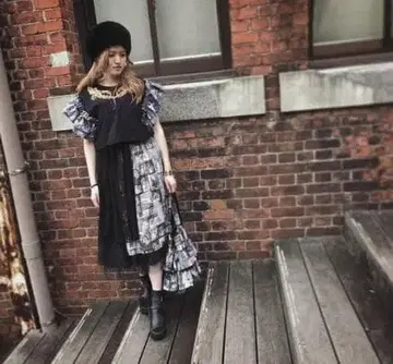 microcosm 마이크로코즘 신체이에 대한 불안 패턴 프릴 티셔츠 블랙