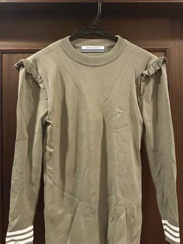 새상품급 보더스 앳 발코니 프릴 니트 상의 올리브 그린 38