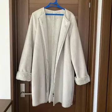 무스탕풍 라이트 그레이 코트