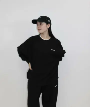 BrokenBase 원포인트 자수 속기모 맨투맨 크루넥 블랙