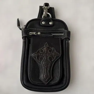 크로스 모티브가 달린 가죽 바디백