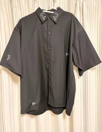 블랙 반팔 셔츠 자수 디자인