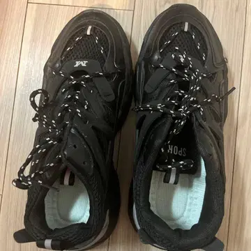 블랙 스포츠 슈즈 M 로고 포함