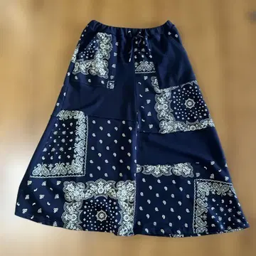 CUBE SUGAR 쭈리 맨투맨 반다나 패턴 절개 스커트