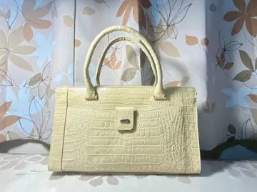 크림색 크로커다일 엠보 핸드백