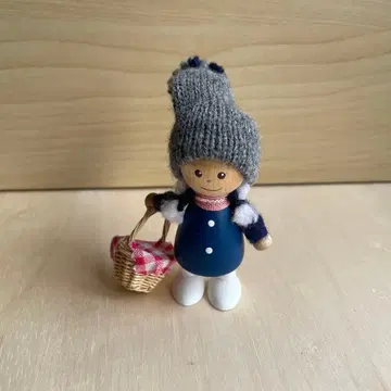 널디카니세 바스켓을 든 파란 코트의 여아