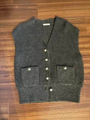 FAVORI 다크 그레이 니트 베스트