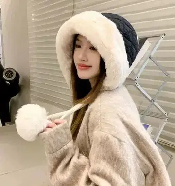 퍼 버킷햇 블랙과 화이트 폼폼 포함