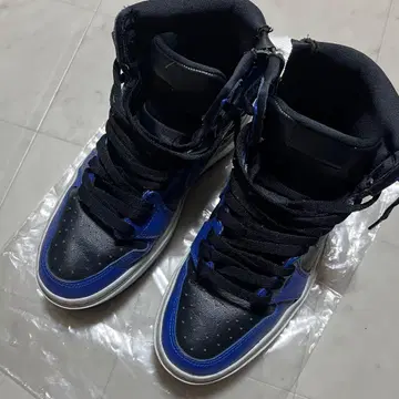 블랙/블루 하이컷 스니커즈