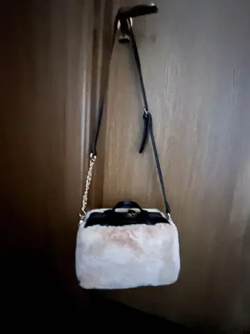 인조 모피와 가죽 숄더백