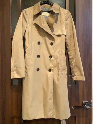 베이지 더블 브레스트 트렌치코트