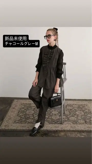 BONLECILL noir 페플럼 프릴 베스트 & 아지메 슬릿 슬랙스